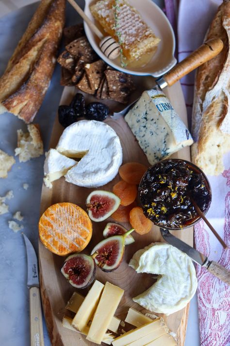 How to make a French Cheese board - Le Chef's Wife Paris Charcuterie Board, French Charcuterie Board Ideas, Charcuterie Board French, Italian Cheese Board, French Charcuterie Board, Fancy Cheese Board, French Cheese Plate, Fall Dinner Menu, French Cheese Board