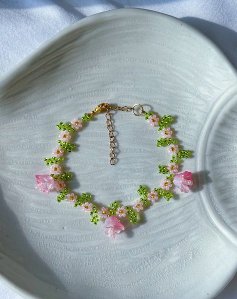 Flower Bead Bracelet, Bracelet Gift Ideas, Lily Bracelet, Tiny Bead Bracelet, Small Bead Bracelet, Blossom Bracelet, Bracelet Inspo, Daisy Bracelet, Diy Bracelet Designs