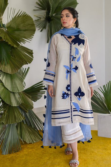 Our luxury pret is a collection of bespoke pieces with elegant handwork and luxury fabric, giving you a luxurious feel! Kurta Salwar For Women, Cutwork Suits, Stylish Kurti Design, Kurti Design Ideas, Nadia Farooqui, Pakistani Kurti Designs, Pakistani Fashion Casual, Salwar Kamiz, Simple Pakistani Dresses