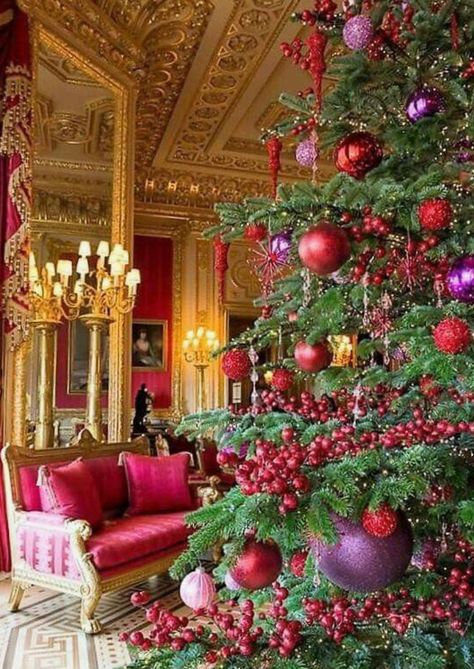 16 Inspiring Christmas Tree Decorating Ideas Hantverk Diy, Christmas Tree Inspiration, Purple Christmas, Red And Purple, Beautiful Christmas Trees, Victorian Christmas, Christmas Tree Themes, Noel Christmas, E Card