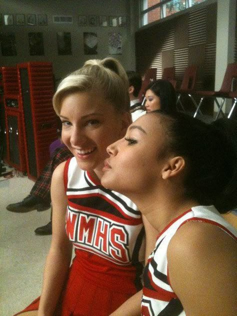 heather morris and naya rivera on glee set brittana heya Heather Elizabeth Morris, Glee Santana And Brittany, Glee Bts, Santana And Brittany, Glee Santana, Brittany And Santana, Naya Rivera Glee, Glee Memes, Glee Fashion