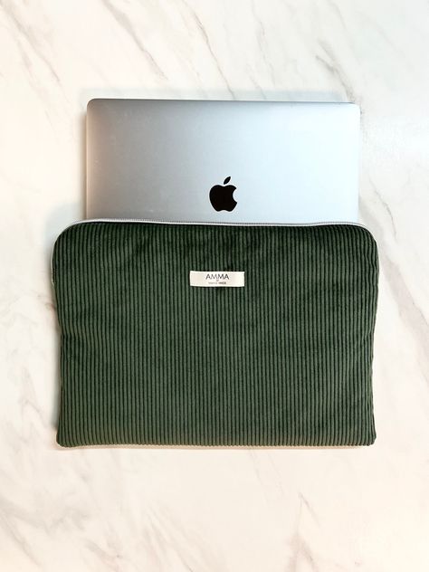 The khaki green corduroy computer cover is the ideal accessory. Fleece padding protects your device from drops and knocks. Its lining is customizable and adds a touch of originality to your PC sleeve which will look great when traveling, at the office or teleworking. This laptop sleeve is handmade in France in our workshop near Paris. Sustainable composition Oeko-tex® certified cotton corduroy Woven label Zipper with polyester fabric bands Protection 5mm protective fleece. Anti-scratch zipper Di Laptop Diy, Pc Sleeve, Computer Cover, Laptop Cover, Computer Sleeve, Green Corduroy, Cute Love Cartoons, Laptop Covers, Woven Label