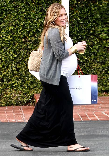 Hilary Duff Pregnant, Prego Outfits, Pregnant Outfit, Walking Dead Zombies, Baby Bump Style, Pregnancy Fashion, Preggo Fashion, Hillary Duff, Pregnant Celebrities