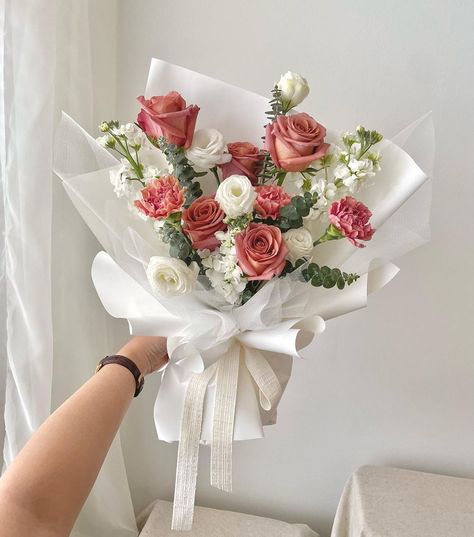 Flowers 🌸 (@TheFlowerWorld) / Twitter Flower Boquet, Luxury Flower Bouquets, Valentine Bouquet, Flower Bouquet Diy, Boquette Flowers, Flower Arrangements Simple, Flowers Bouquet Gift, Valentines Flowers, Small Bouquet