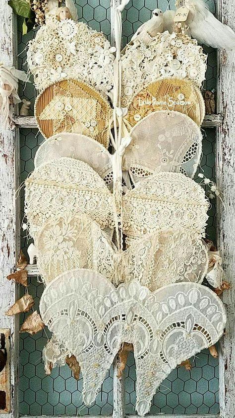 Wire Wings, Angel Wings Decor, Shabby Chic Diy Crafts, Doily Art, Doilies Crafts, Decoration Shabby, Lace Crafts, Angel Crafts, Decor Shabby Chic