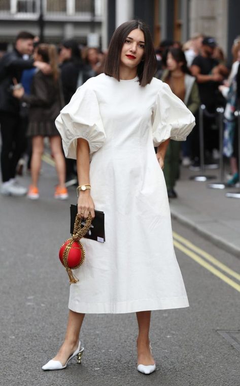 From checked jumpsuits to printed shirt dresses, the chicest street style looks from London Fashion Week Tonal Outfits, London Fashion Weeks, London Fashion Week Street Style, Looks Street Style, Style Looks, Printed Shirt Dress, Street Style Inspiration, Mode Inspo, Fashion Week Street Style