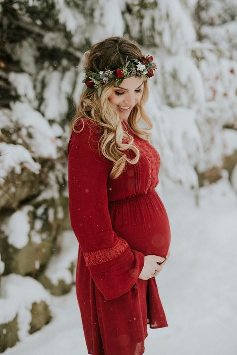 Winter Pregnancy Photoshoot, Winter Maternity Pictures, Winter Maternity Shoot, Maternity Photography Winter, Pregnant Outfit, Winter Maternity Photos, Maternity Photoshoot Poses, Maternity Inspiration, Christmas Pregnancy