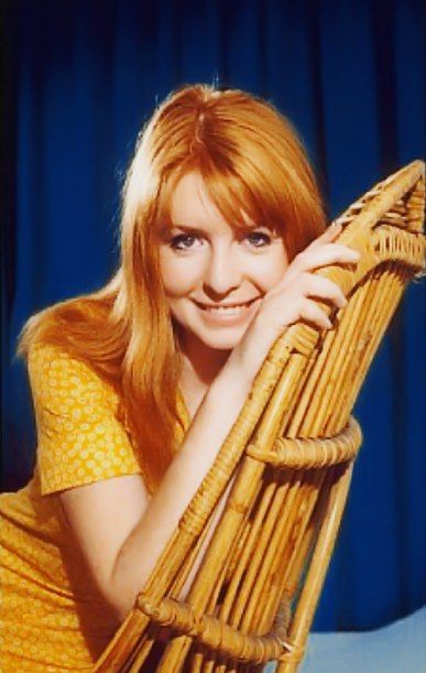 Jane Asher. I think that she's wonderful :') Rock Band Photos, Beatles Funny, Beatles Girl, Jane Asher, Jane Seymour, The Fab Four, Stevie Nicks, Popular Videos, Elton John