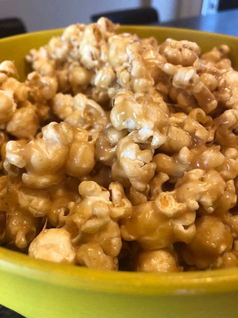 Carmel Corn Recipe, Chocolate Peanut Butter Popcorn, Flavored Popcorn Recipes, Peanut Popcorn, Peanut Butter Popcorn, Caramel Corn Recipes, Peanut Butter Caramel, Popcorn Recipes Caramel, Gourmet Food Plating