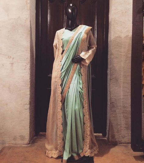 Beautiful Saree with long jacket. Saree With Long Jacket, Jacket Saree, Saree Jacket Designs, Saree Jackets, Saree Draping Styles, Saree Draping, Fancy Sarees Party Wear, Salwar Designs, Unique Blouse