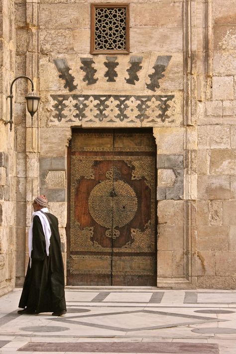 Old Cairo Courtyard of Madrassa of Sultan Burquq Islamic Door, Green Palace, Egypt Country, Arab Aesthetic, Old Cairo, Islamic Designs, Places In Egypt, Moorish Architecture, Mosque Art