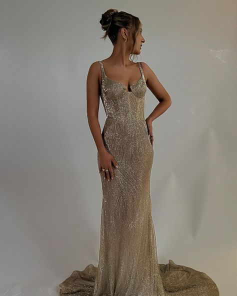 Sparkly Bridesmaids, Gold Sparkly Dress, Wedding Guest Outfit Ideas, Gold Formal Dress, Short Bridal Dress, Formal Wedding Guest Dress, Bridal Party Gowns, Beach Wedding Guest Dress, Gold Bridesmaid Dresses