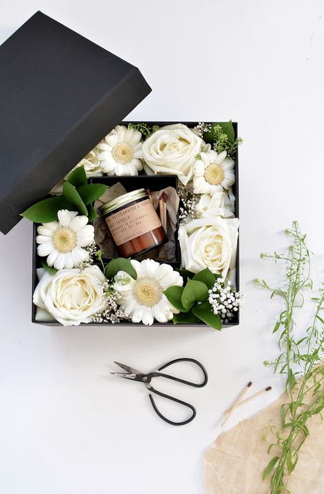 DIY boxed flowers tutorial | www.homeology.co.za Flower Box Tutorial, Bloom Box Flowers, Diy Flower Gift, Boxed Flowers, Gift Box Flower, Box With Flowers, Box Arrangement, Bloom Box, Packaging Idea