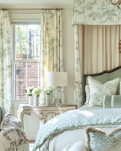 Green French Country Bedroom, French Country Master Bedrooms Decor, Classic Southern Bedroom, Classic Vintage Bedroom, Green French Bedroom, Southern Master Bedrooms Decor, Grandmillenial Style Bedrooms, Southern Traditional Bedroom, Southern Bedroom Ideas