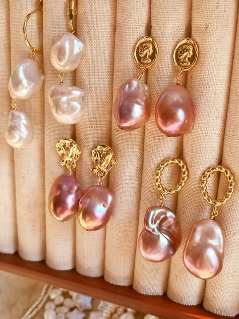 🎉🍾 Just look at these amazing AKOYA pearl beads!! Preparing for a busy weekend of craft shows by creating eye-catching baroque pearl neckpieces. Each bead strung is a note in the symphony of design. 🎶👗 #FestiveCreations #pearlartist #ArtisanJewelry #PearlNecklace #pearlearing #earringlove #earringslover #handmadeearings #handmadejewelry #earringstagram #earringshandmade #earringsoftheday #earringaddict #HandmadeJewelry #PearlCraft #pearls #baroquepearl #baroqueearring #handmadewithlove #pea... Filipino Pearl Jewelry, Pearl Jewelry Vintage, Pearl Jewellry, Dreamy Jewelry, Pearl Earrings Designs, Pearl Crafts, Art Fairs, Buy Pearls, Craft Shows