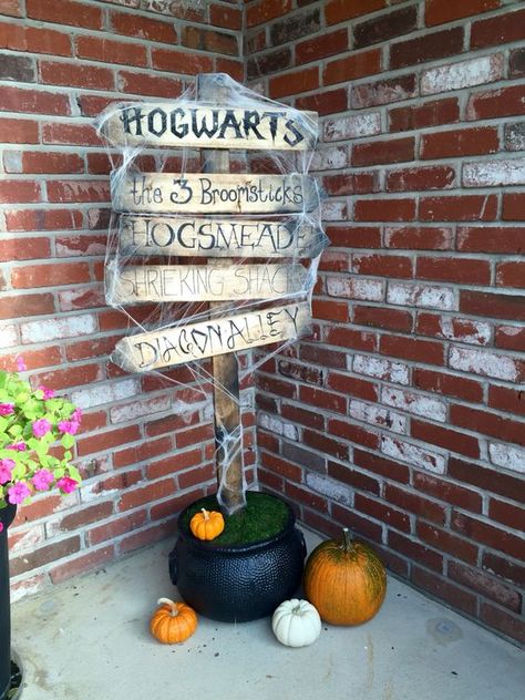 Harry Potter Porch Sign. Creepy Decorations, Harry Potter Halloween Decorations, Porche Halloween, Harry Potter Halloween Party, Halloween Front Porch Decor, Porch Decorations, Festa Harry Potter, Harry Potter Cosplay, Anniversaire Harry Potter