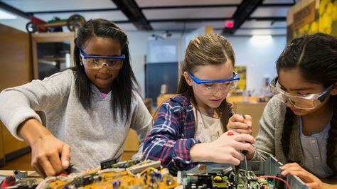 Three girls work on computer circuitry. Implicit Bias, High School Science Teacher, Cult Of Pedagogy, Women In Science, Gender Equity, Steam Education, Stem Classroom, Secondary Science, School Leadership