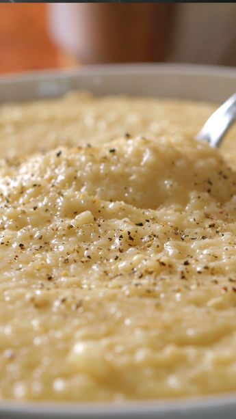 How to make grits that are creamy, rich, and flavorful. We asked Chef Richard for his grits recipe, perfected over 20 years in Southern kitchens. These are are good! How To Make Creamy Grits, Healthy Grits Recipe, How To Make Grits, Creamy Grits Southern, Stone Ground Grits Recipe, Homemade Grits, Yellow Grits, Southern Grits, Stone Ground Grits