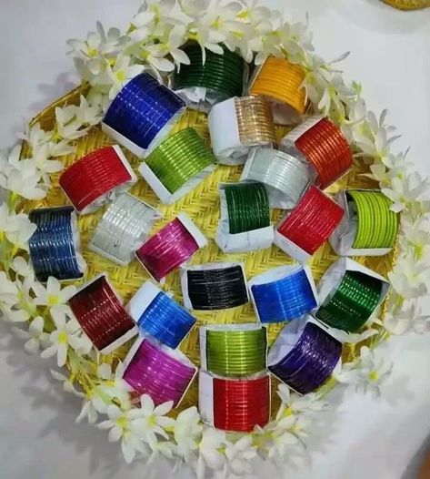 Date Fixing Ceremony Ideas Pakistan, Indian Baby Shower Decorations, Small Wedding Decor, Wedding Gift Hampers, Indian Baby Showers, Mehendi Decor Ideas, Thread Bangles Design, Bal Gopal, Wedding Gift Pack