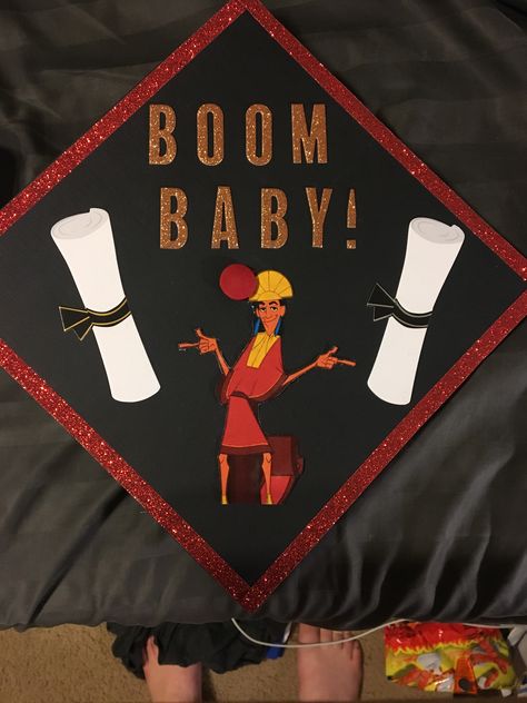 Funny Graduation Caps High Schools, Aesthetic Graduation Cap Designs, Funny Grad Cap Ideas, Grad Cap Decoration, Grad Hats, Funny Graduation Caps, Creative Graduation Caps, Disney Graduation, College Grad Cap Ideas