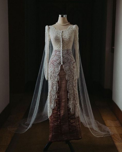 Indonesian Kebaya Modern, Modern Kebaya Wedding Dress, White Kebaya Wedding, Dress Pengantin Hijab, Batik Wedding Dress, Javanese Wedding Hijab, Kebaya Wedding Modern, Kebaya Akad Hijab, Modern Kebaya Wedding