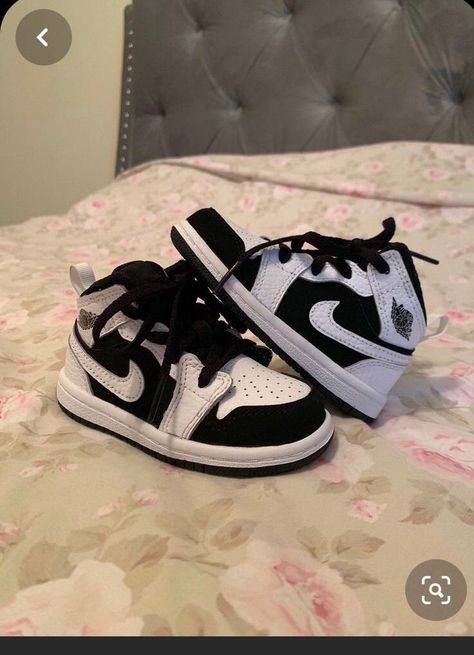 Baby Jordan Shoes, Custom Baby Shoes, Aj1 Mid, Baby Boy Nike, Luxury Baby Clothes, Baby Jordans, Baby Nike, Baby Sneakers