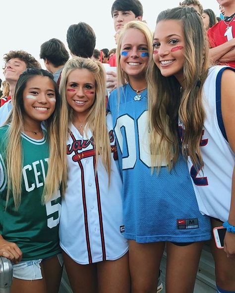 I love these girlies!!💚🏀❤️⚾️💙🏈 School Spirit Outfit, Football Season Outfits, Football Game Outfit Highschool, School Spirit Week, Homecoming Spirit Week, Outfits Highschool, High School Football Games, Homecoming Spirit, Spirit Week Outfits