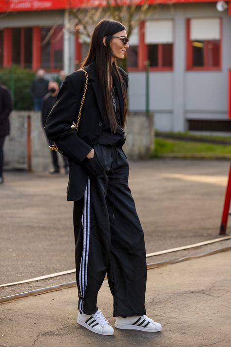 Sport Street Style, Uzun Boy, Looks Adidas, Adidas Hose, Sporty Street Style, Look Adidas, Milan Fashion Week Street Style, Outfit Streetwear, Stil Inspiration