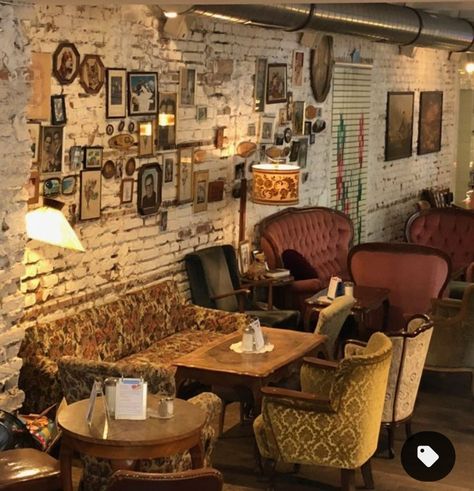 Cafe Bistro Design, Coffee House Interiors, Eclectic Cafe, Café Interior, Eclectic Restaurant, Vintage Coffee Shops, Bar Deco, Cafe Vintage, Aesthetic Interior Design