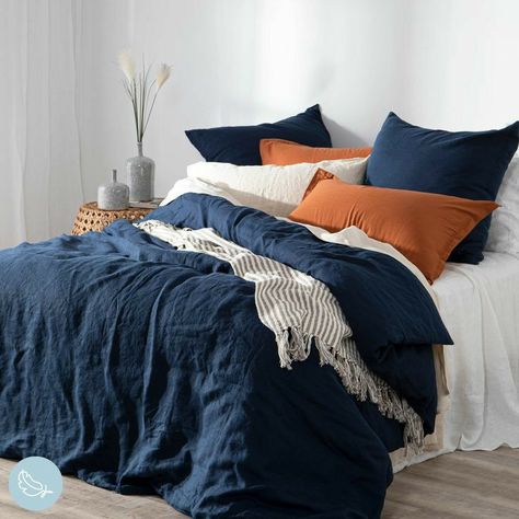 Navy Blue Quilt, Navy Bedrooms, Blue Quilt, Casa Vintage, Style Deco, Bed Sets, Spare Bedroom, Modern Bedroom Design, Blue Bedding