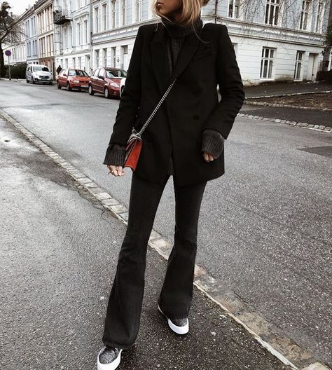 Rainy day vibes Stunning Fashion, Look Jean, Paris Mode, Black Clothing, Trending Fashion Outfits, Looks Black, Black Women Fashion, Mode Inspo, Rainy Day Outfit