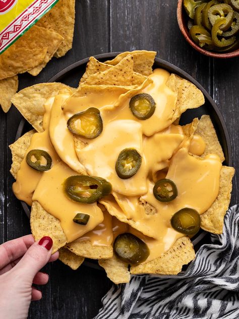 This easy no-roux nacho cheese sauce recipe is smooth, melty, and absolutely fool-proof. Great for nachos, vegetables, and more! Easy Nacho Cheese, Quick Mac And Cheese, Nachos Cheese Recipe, Nacho Sauce, How To Make Nachos, Easy Nachos, Diner Food, Monster Munch, Savory Sides