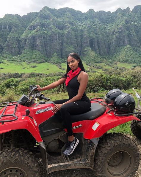 Mara™ sur Instagram : ATV riding through Jurassic park today 🙌🏾 Cute Atv Riding Outfit, Atv Riding Outfit, Island Vacation Outfits, Adventure Time Style, Vacation Fits, Biker Photoshoot, Girls Driving, Adventure Girl, Atv Riding