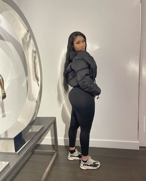 Yeezy 700 Outfit Women, Yeezy 700 Outfit, Yeezy Outfit Women, Yeezy Outfit, Yeezy 700, Outfit Women, Pretty Woman, Winter Outfits, Girl Outfits