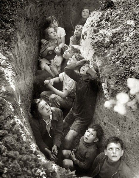 English children waiting out an air raid. England 1940. Vintage Foto's, Historia Universal, The Blitz, Battle Of Britain, Foto Vintage, Interesting History, British History, History Lessons, Historical Events