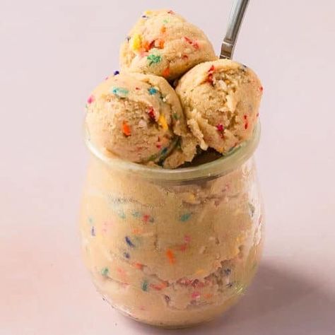 Edible sugar cookie dough is a buttery, soft, sweet and safe to eat, raw sugar cookie dough recipe that can be made in 5 minutes. Homemade Sugar Cookie Dough, Edible Sugar Cookie Dough, Sugar Cookie Dough Recipe, Cookie Dough Filling, Cookie Dough Recipe, Sugar Dough, Raw Cookie Dough, Cookie Dough Recipes, Edible Cookies