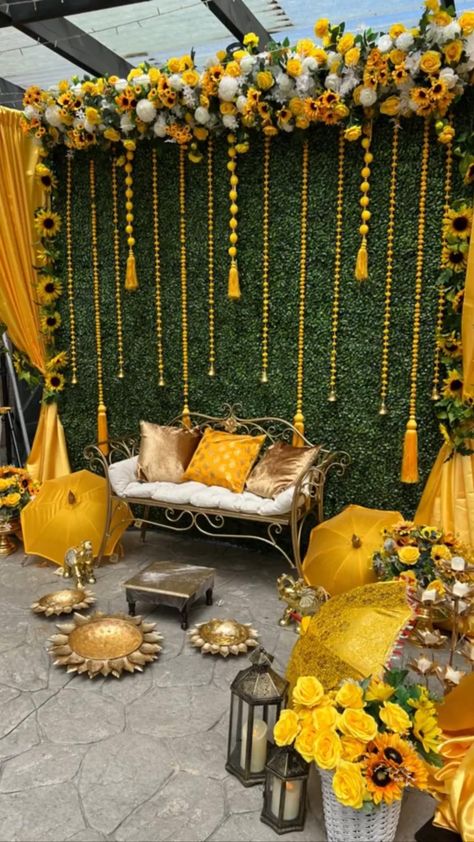 Mehndi And Haldi Decor, Haldi Theme, Haldi Function Decoration, Dholki Decor, Haldi Decoration Ideas, Haldi Ceremony Decorations, Small Wedding Decor, Mehendi Decor Ideas, Haldi Decor