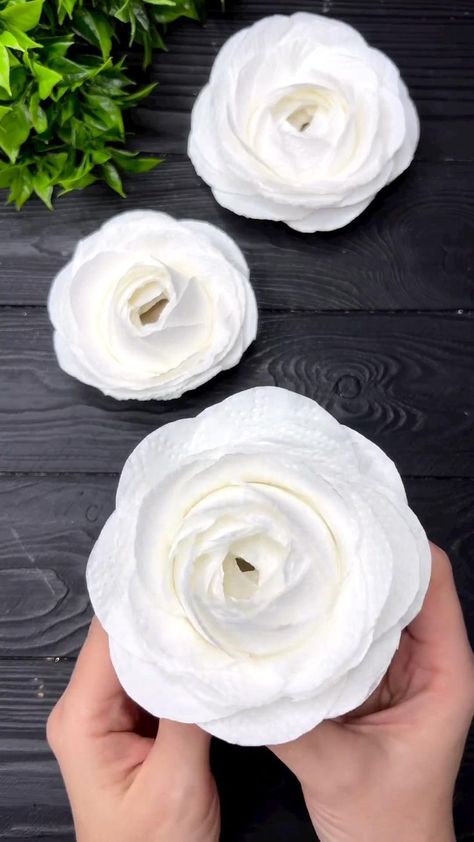 Paper Crafts Easy, Flower Paper Craft, Tissue Paper Flowers Diy, Flowers Painted, Flower Paper, Handmade Paper Crafts, Crafts Easy, Handmade Flowers Paper, Crepe Paper Flowers