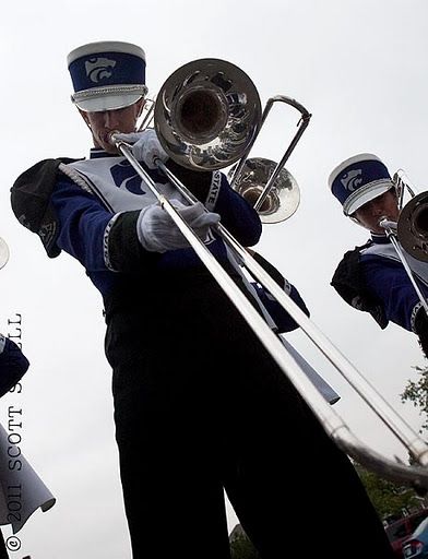 YESSSSSS!!!!! This is a picture of me in the future, Wildcat and all!!! Senior Picture Ideas Band, Band Senior Pictures, Cute Senior Pictures, Band Photoshoot, Senior Boy Poses, Band Nerd, Band Mom, Band Photography, Band Camp