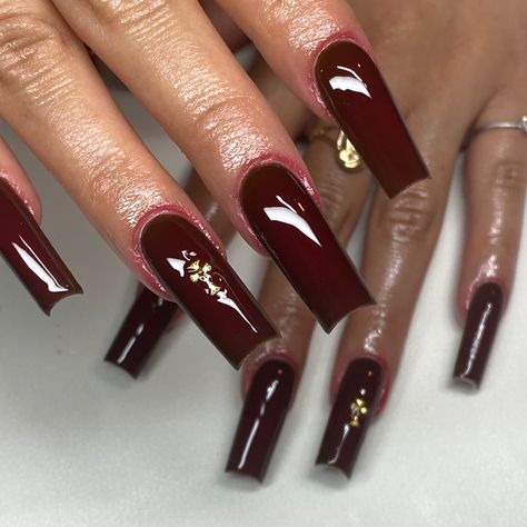 Wine Nails Acrylic, Brown Aura Nails, Lana Del Rey Nails, Brown Aura, Cherry Wine Nails, Vampy Nails, Long Red Nails, Red And Gold Nails, Pop Art Nails