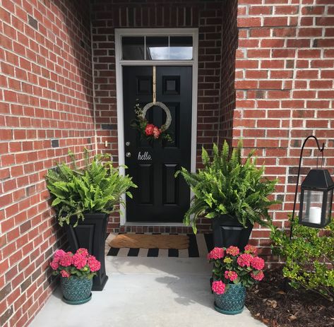 Small Front Porch Ideas Entrance, Porch Entrance, Small Front Porch Ideas, Small Porch, Summer Porch Decor, Spring Porch Decor, Small Front Porch, Porch Decorations, Summer Front Porches