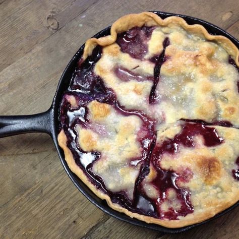 Skillet Blackberry Cobbler Apple Crepes, Blackberry Cobbler Recipe, Blackberry Pie, Berry Cobbler, Blackberry Cobbler, Iron Skillet Recipes, Refrigerated Pie Crust, Easy Skillet, Cast Iron Skillet Recipes