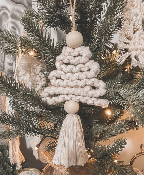 Christmas Happies, Boho Christmas Decor Ideas, Decoracion Navidad Diy, Elegant Christmas Centerpieces, Christmas Macrame, Boho Tree, Boho Christmas Tree, Boho Christmas Decor, Diy Jul