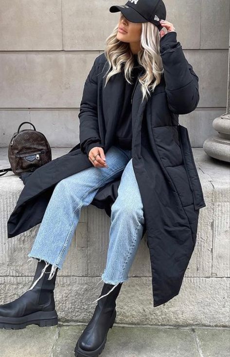 Puffer Vest Long Outfit, Oversized Long Puffer Jacket Outfit, Winter Long Puffer Jacket Outfits, Black Puff Coat Outfit, Long Down Jacket Outfit, New York Winter Outfit Cold Weather Style Fashion, Super Puff Long Outfit, Long Puffer Coat Street Style, Black Long Puffer Jacket Outfit