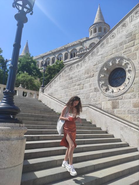 Tourist Picture Poses, Europe Trip Photos Ideas, Sightseeing Photo Ideas, Tourist Pose Ideas, Tourist Photos Poses, Tourist Poses, Budapest Photoshoot, Budapest Photo Ideas, Budapest Vacation