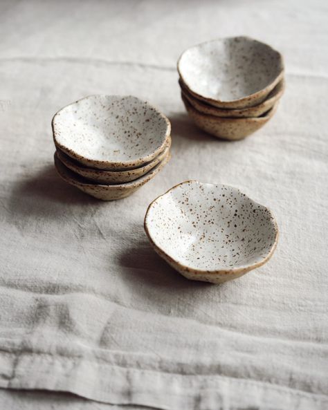 A sweet stack of Speckled Oat pinch bowls ~ the perfect size for seasonings or condiments. Pinch Pottery Ideas, Pinched Ceramics, Speckled Ceramics, Homemade Ceramics, Pinch Pottery, Handbuilt Ceramics, Ceramics Inspiration, Pinch Bowls, Market Ideas