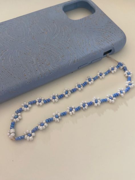 Beaded Jewelry For Phone, Phone Case Accessories Beads, Phone Case Jewelry, Simple Phone Charm Ideas, Flower Phone Charm, Phone Chains Beads, Phone Chain Ideas, Seed Bead Phone Charm, How To Make Phone Charms