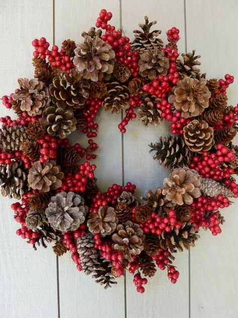 pine-cone-christmas-wreath-decorations Julkransar Diy, Christmas Palette, Cones Crafts, Pine Cone Crafts, Noel Christmas, Autumn Wreaths, Christmas Deco, Outdoor Christmas Decorations, Xmas Crafts