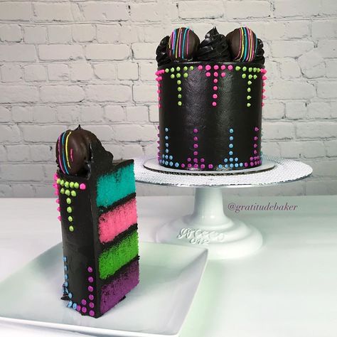 I’ve been wanting to do a black cake with bright colors for so long now but haven�’t got around to it 😋 when I found these @danasbakery… Glow Birthday Cake Ideas, Glow Theme Cake, Black Light Cake Ideas, Neon Glow Party Cake Ideas, Black And Neon Cake, Glow Birthday Party Cake, Neon Party Cake Ideas, Glow Party Birthday Cake, Neon Cakes Glow Birthday Parties