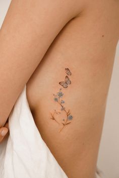 Mutterschaft Tattoos, Tato Minimal, Rib Tattoos For Women, Membentuk Alis, Girls Tattoo, Small Pretty Tattoos, Tasteful Tattoos, Petite Tattoos, Simple Tattoo